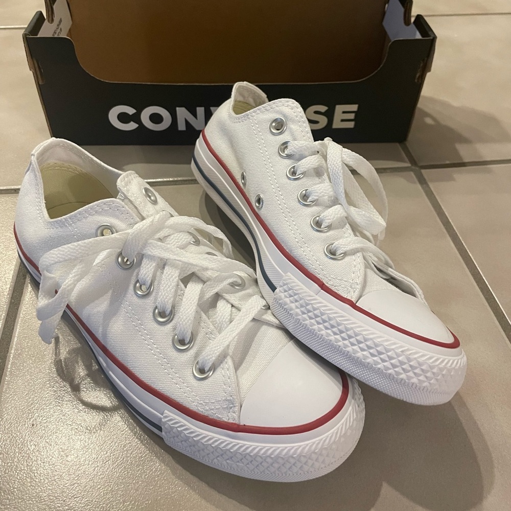 White Low Top Chuck Taylor All Star Converse Size 6.5